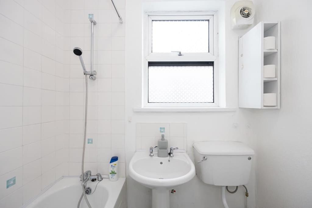 Bright & Modern 3 Bedroom Old Trafford Home Manchester Esterno foto